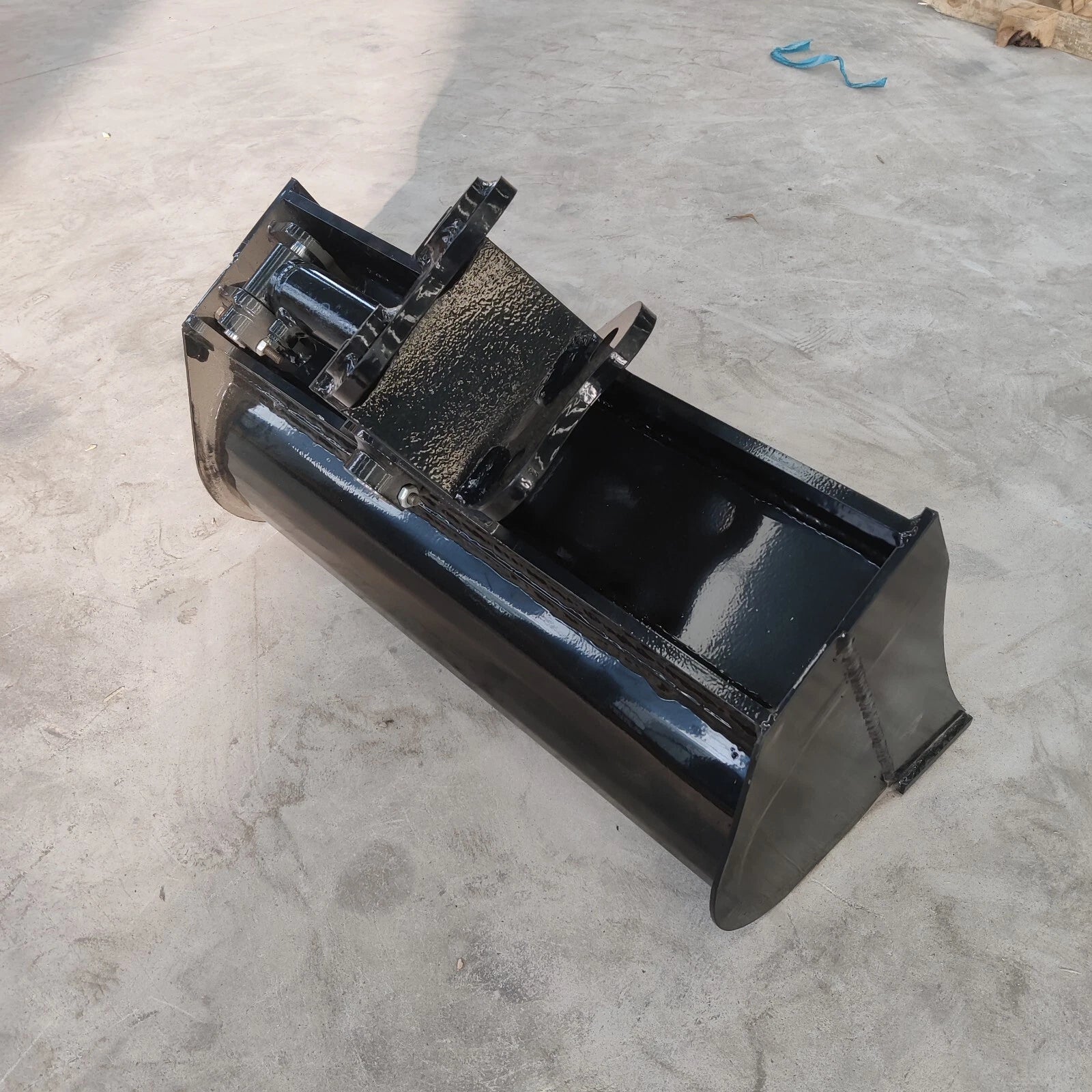 TYPHON Attachments 600mm Tilting Bucket Attachment for TYPHON Machinery Machine