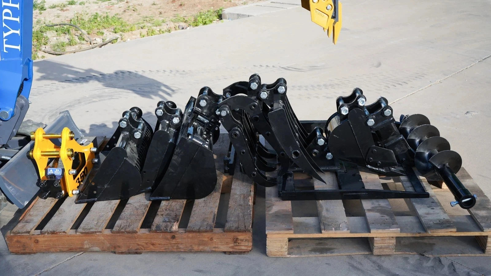 TERROR XI Mini Excavator Digger 13.5hp Gas B&amp;S EPA Engine with 13 Attachments